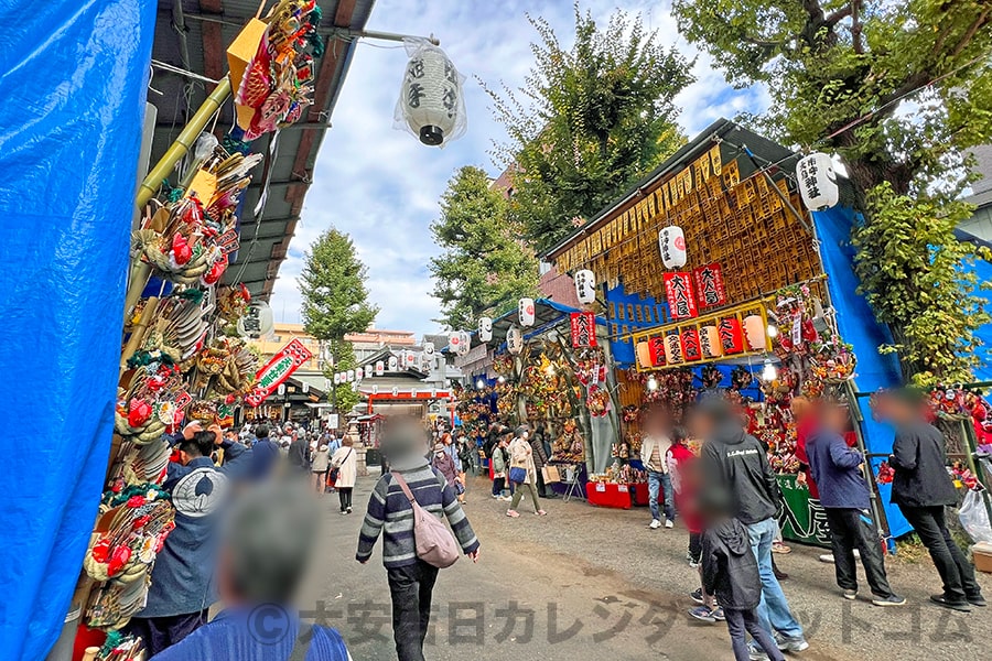 境内参道両サイドに立ち並ぶ熊手の露店の様子
