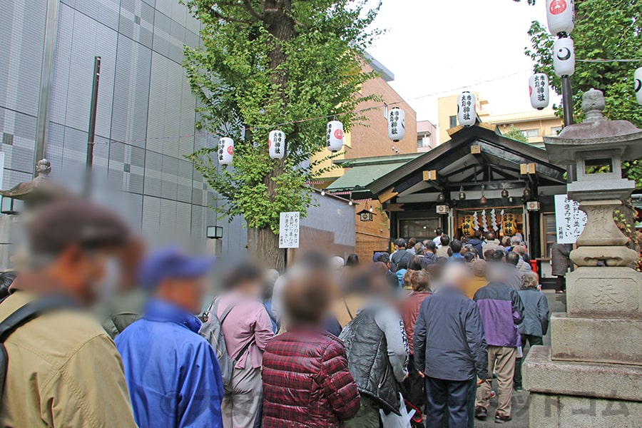 本殿へのお参りに並ぶ参拝者の行列の様子