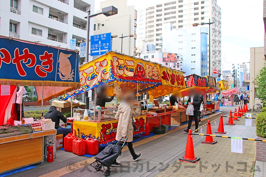 甲州街道沿いに立ち並ぶ屋台の様子